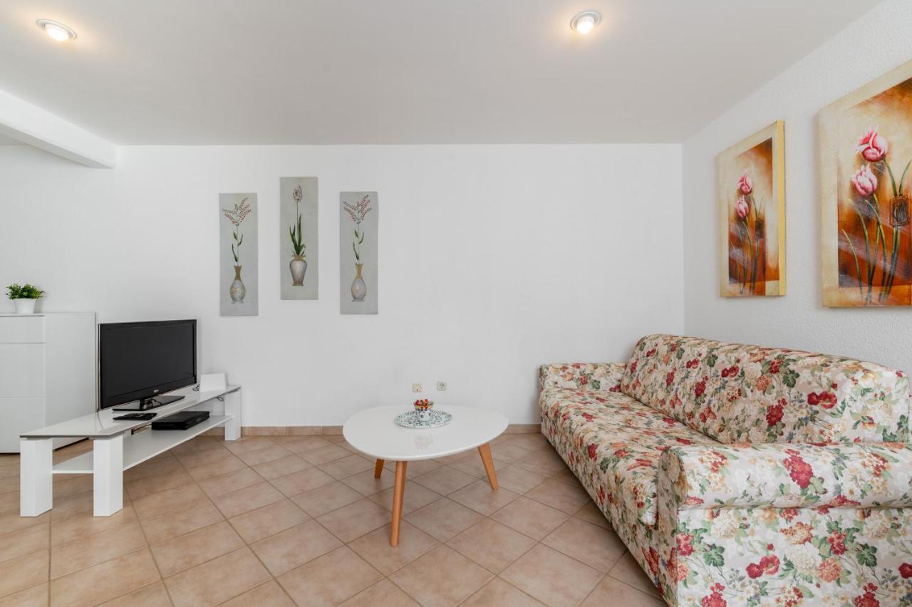 לאבין Villa Bella Vista - Apartments מראה חיצוני תמונה